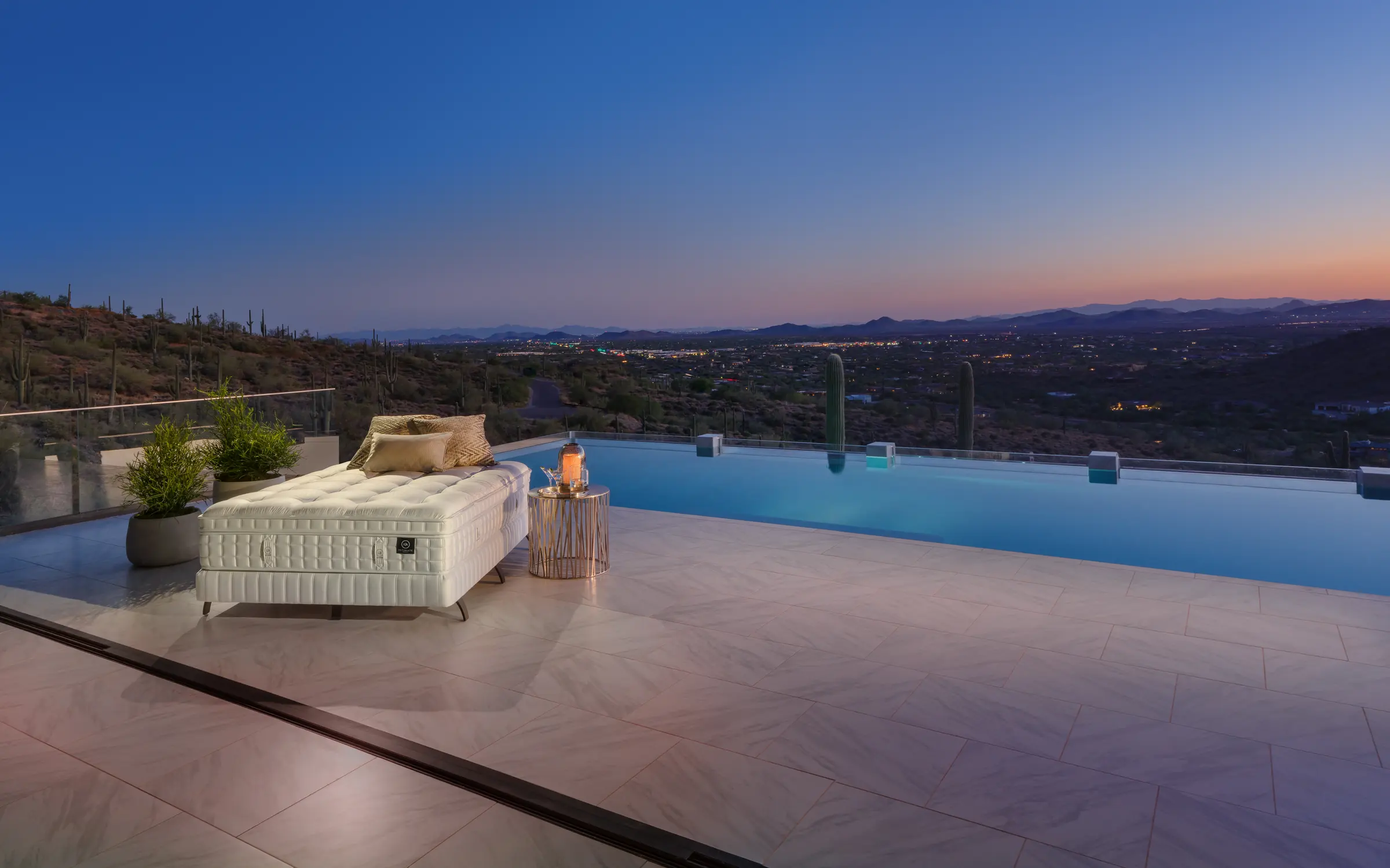 Matelas King Koil au bord d'une piscine à débordement, au crépuscule